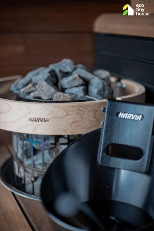 Designov&aacute; sauna kamna s kameny a logem Harvia.