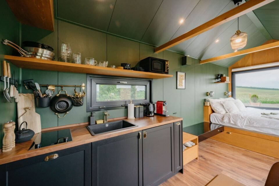 Modern&iacute; kuchyň v &uacute;tuln&eacute;m domě.