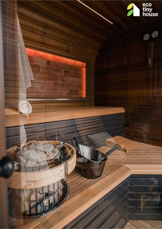 Dřevěn&aacute; sauna s kameny a kbel&iacute;kem na vodu.