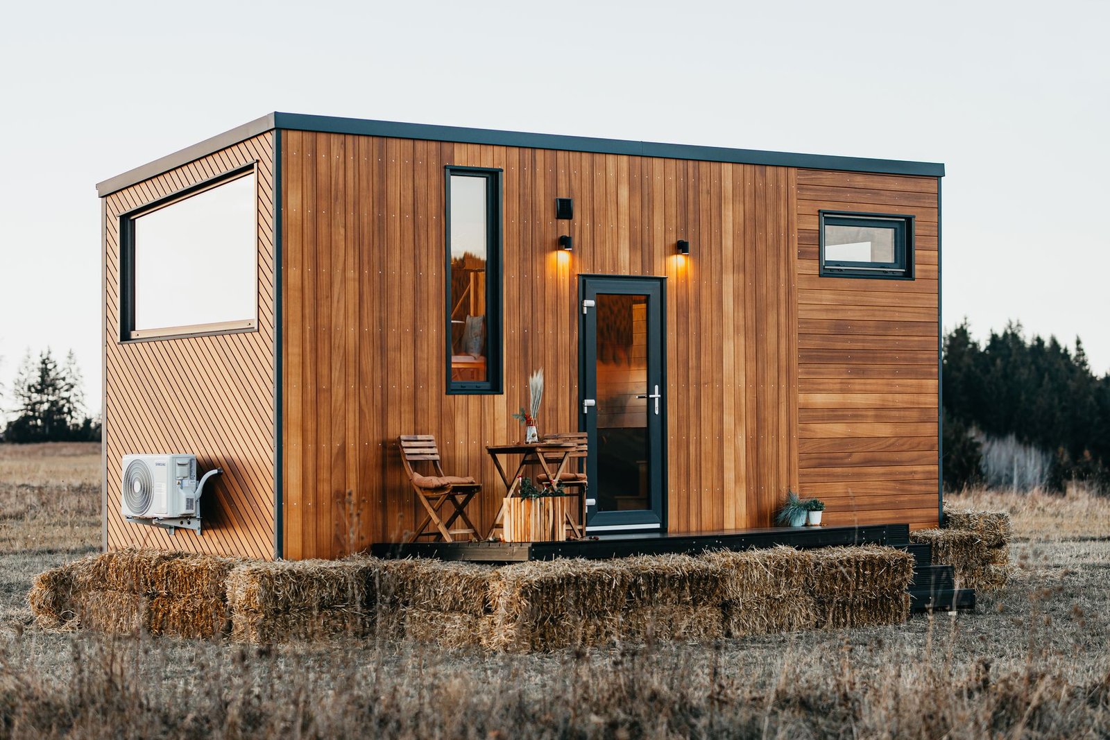 Tiny dřevěný dům na poli