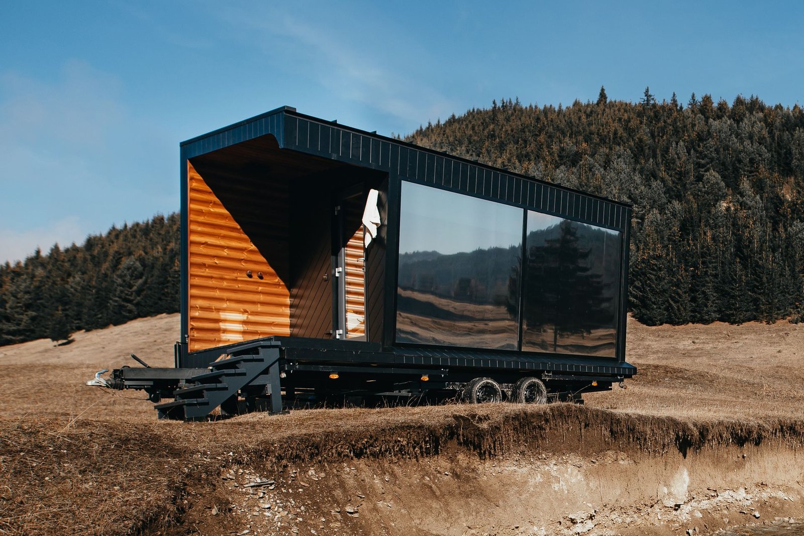 Moderní mobilní dům v horské krajině