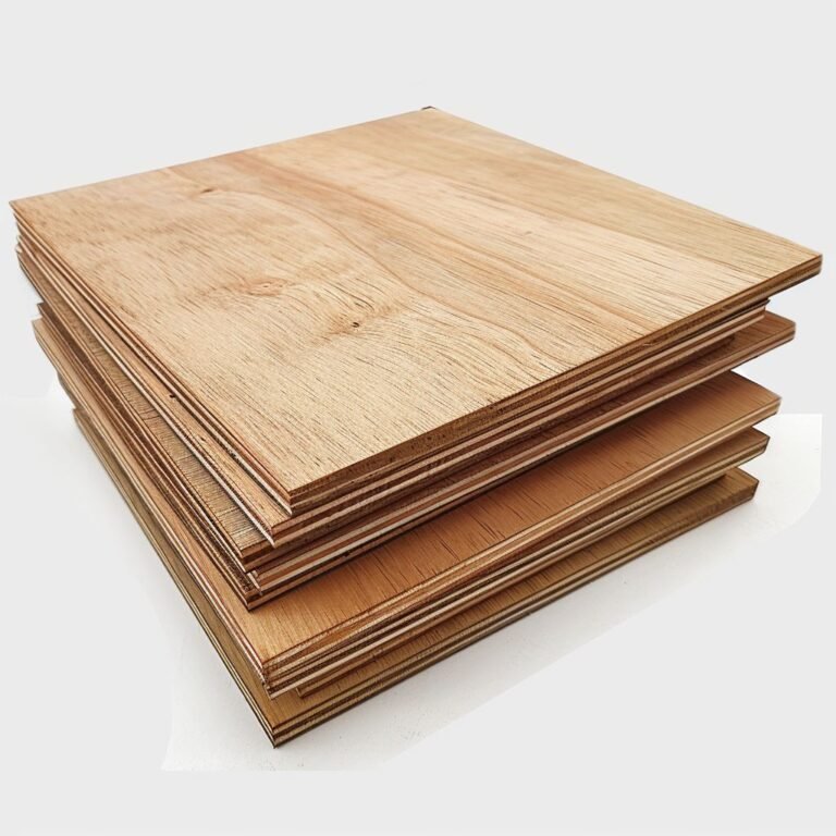 Dřevěné překližkové desky na bílém pozadí.