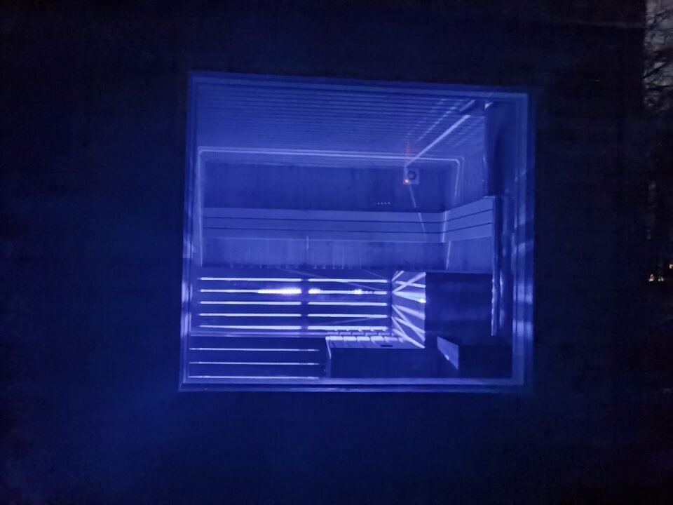 Sauna s modrým neonovým osvětlením.
