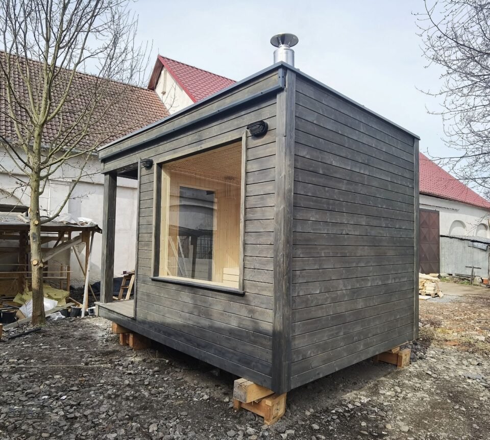 Dřevěná chata na zahradě u domu