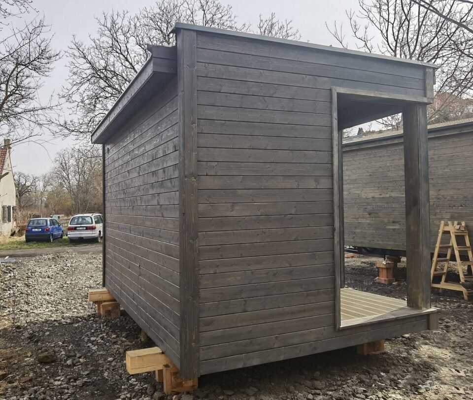 Dřevěná zahradní chatka na betonových pilotech.