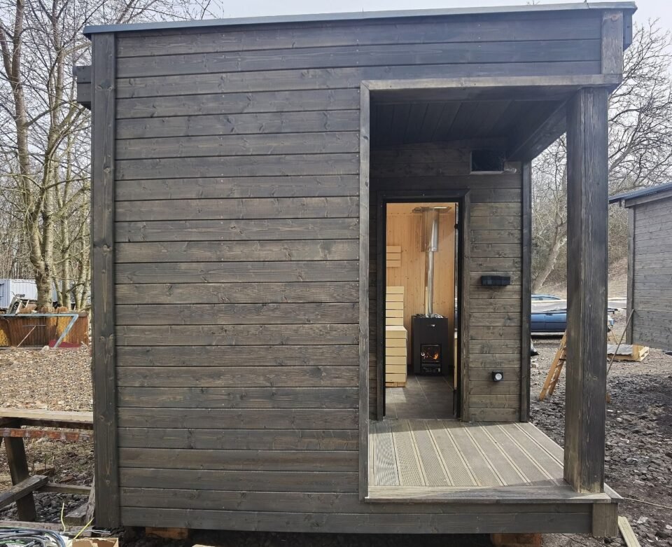 Malá dřevěná chatka s otevřenými dveřmi