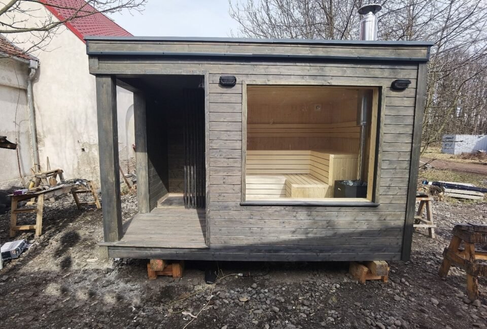 Přenosná sauna s venkovním dřevěným obložením