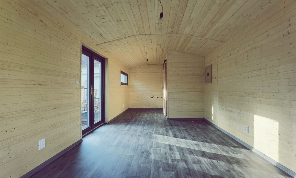 Interiér s dřevěnými stěnami a dveřmi.