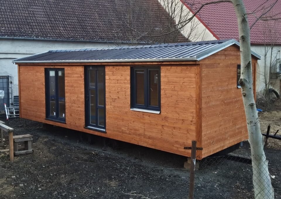 Dřevěný mobilní domek na dvoře