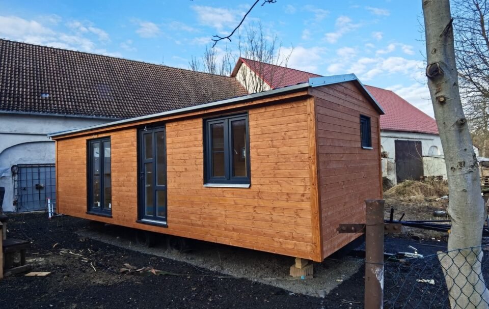 Dřevěný mobilní domek na venkově