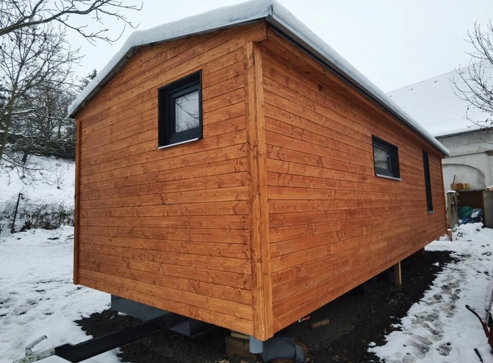 Dřevěná budova v zasněžené krajině