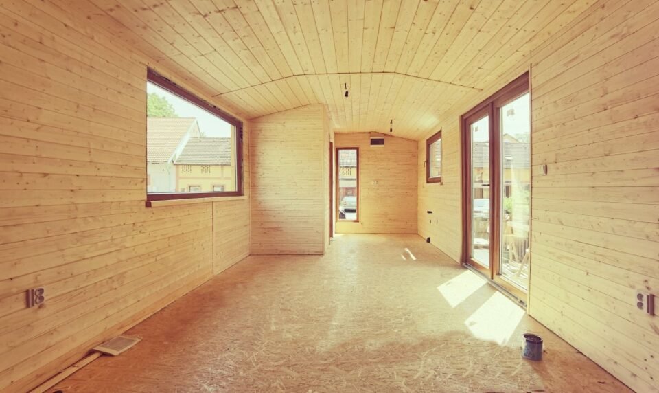 Interiér dřevěného domu s velkými okny