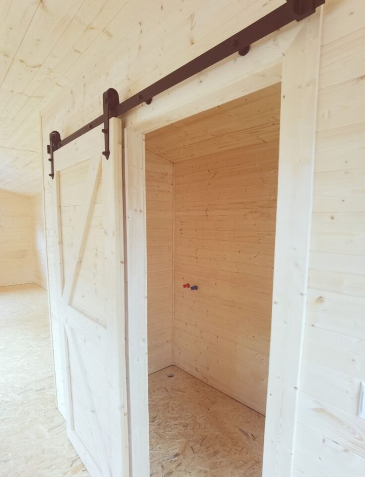 Dřevěné posuvné dveře do místnosti.