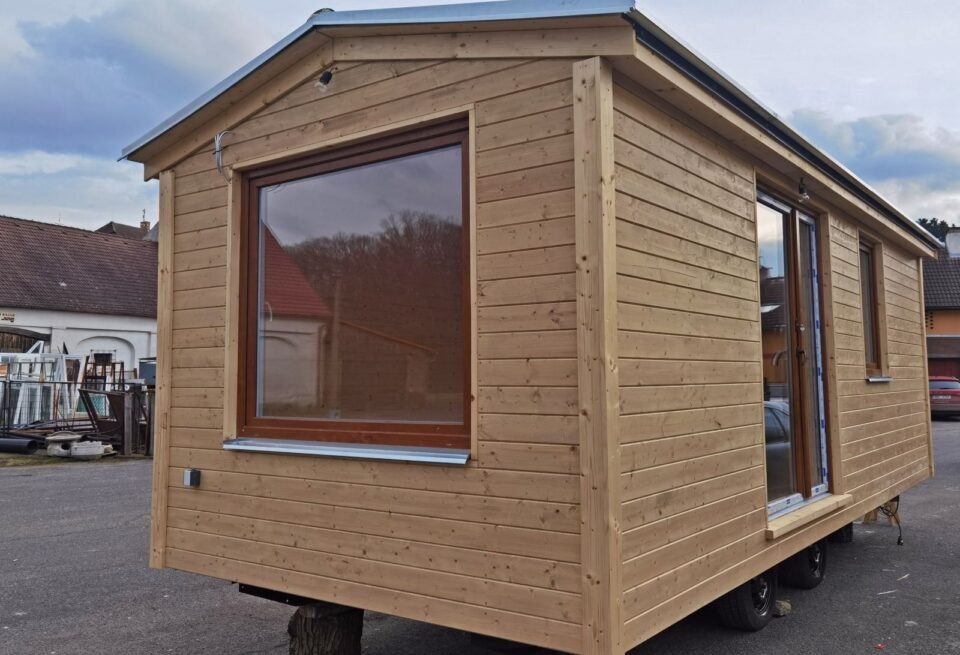 Moderní dřevěný mobilní dům na kolech