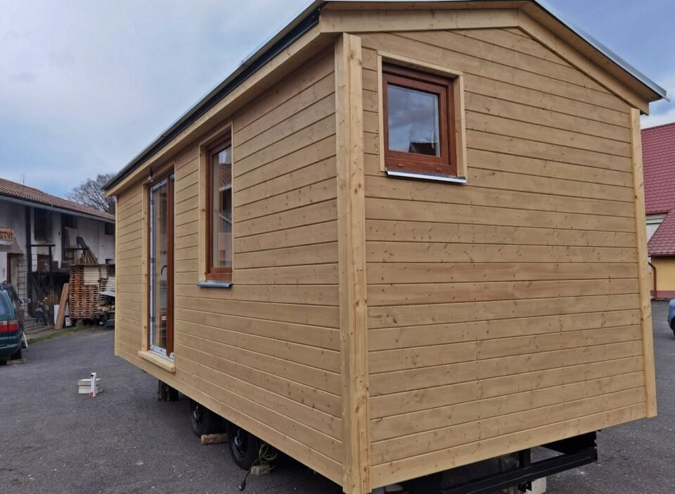 Dřevěný mobilní domek na parkovišti