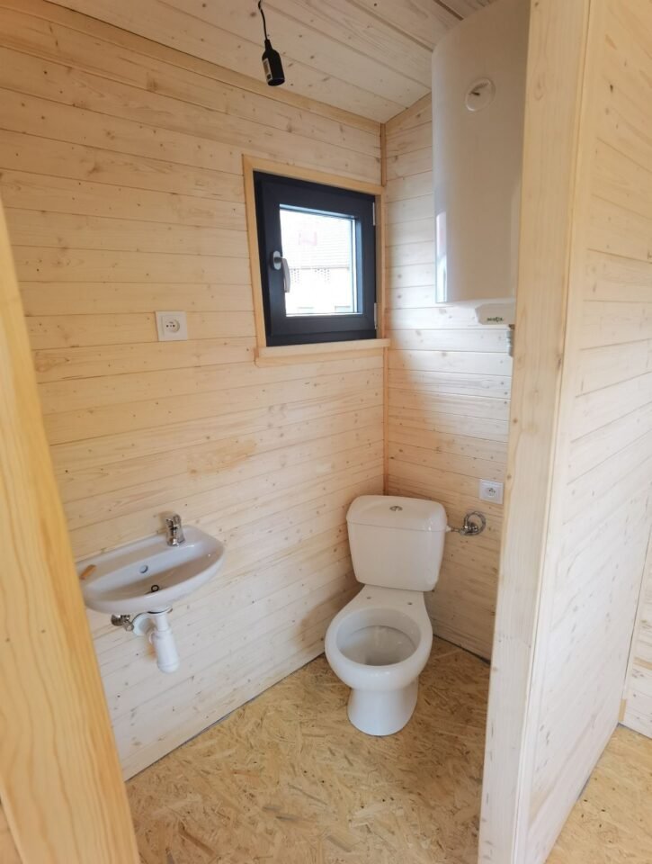 Dřevěná koupelna s toaletou a umyvadlem