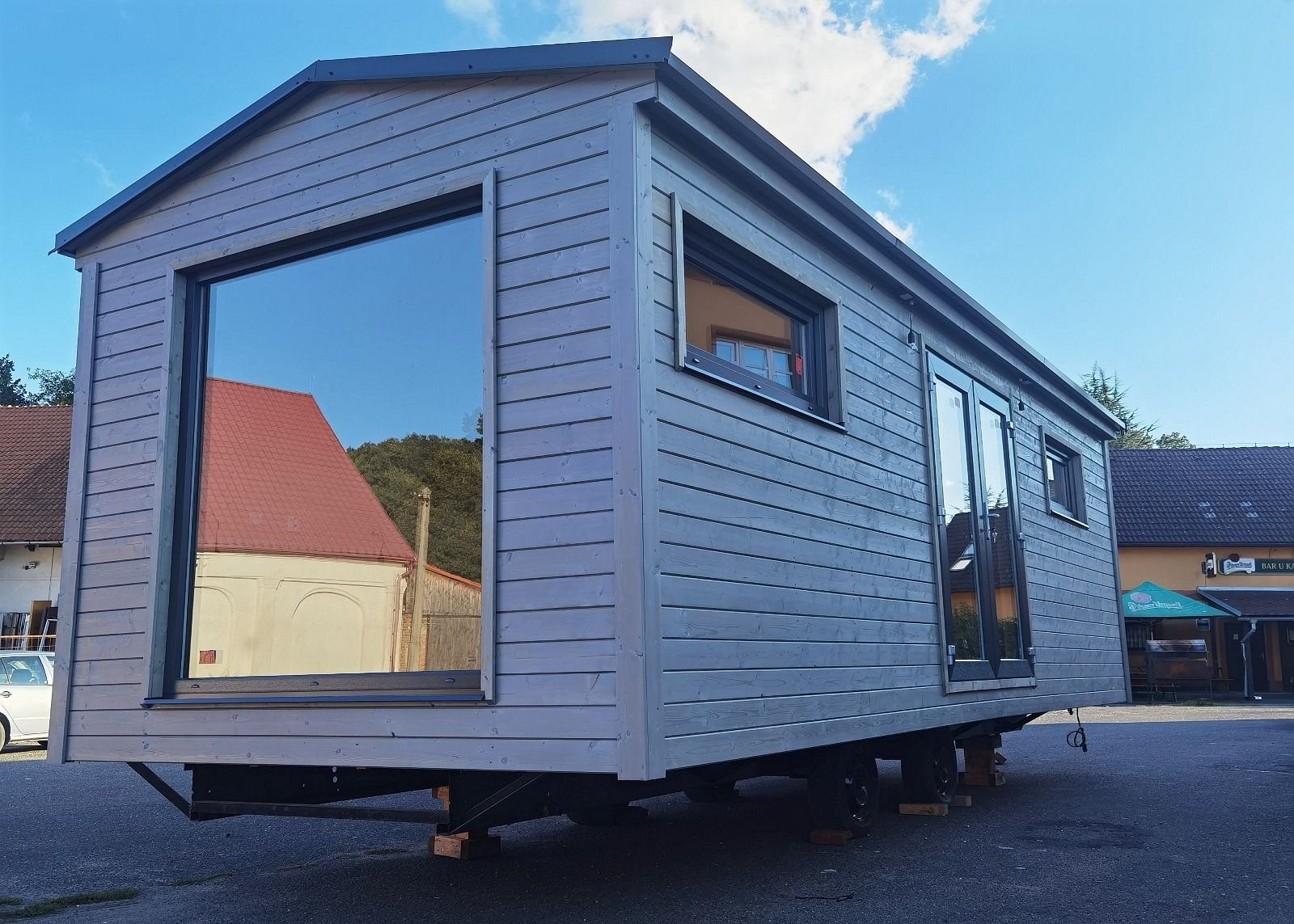 Moderní mobilní dům s velkými okny