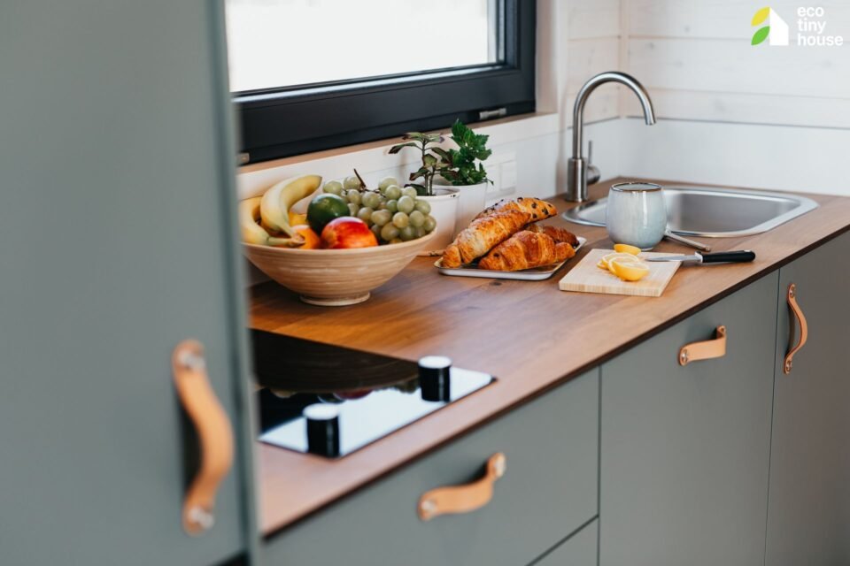 Modern&iacute; kuchyně s ovocem a croissanty na lince.