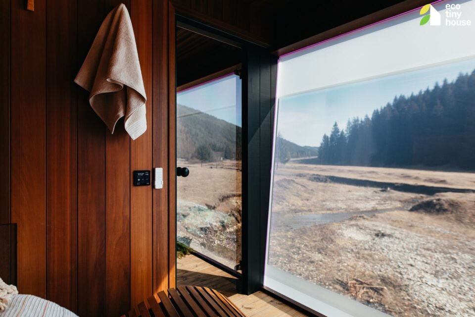 V&yacute;hled z &uacute;tuln&eacute;ho dřevěn&eacute;ho domu na krajinu