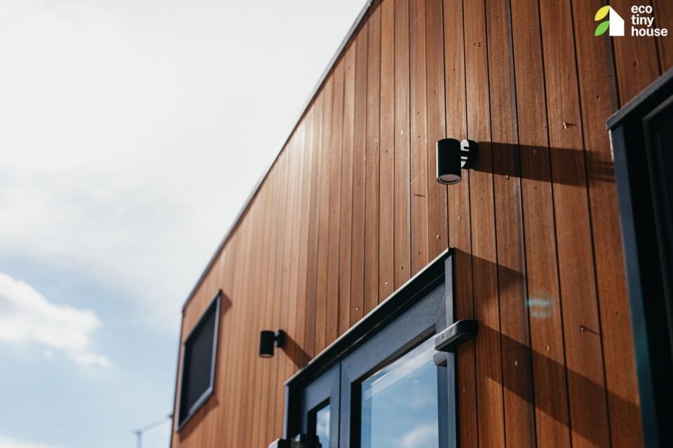 Dřevěn&aacute; fas&aacute;da mal&eacute;ho ekologick&eacute;ho domu