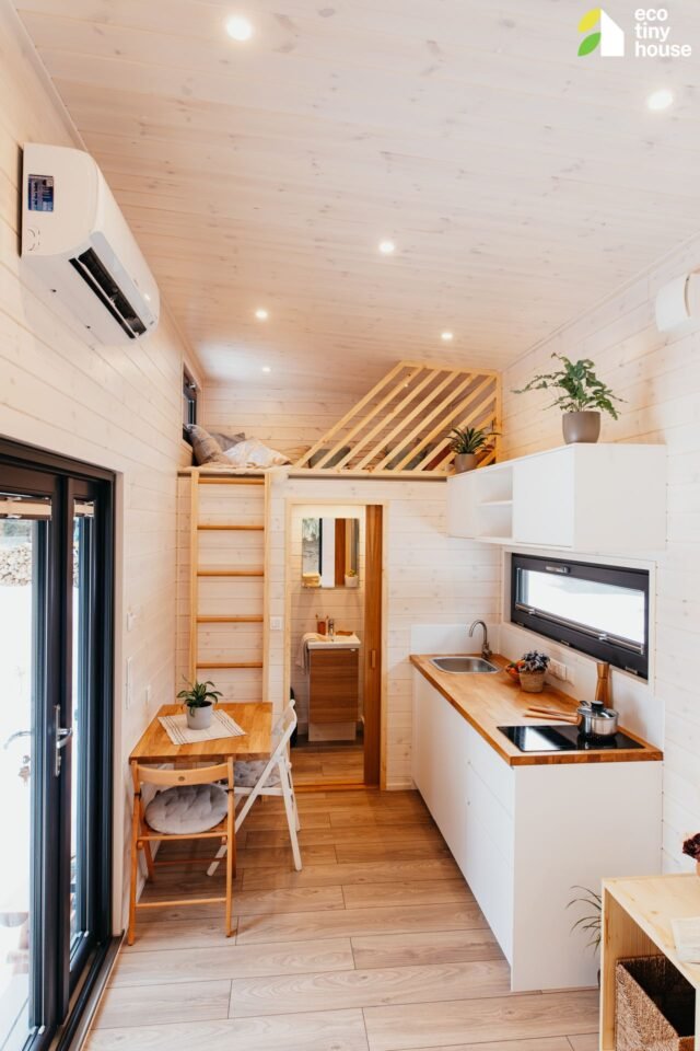 Modern&iacute; interi&eacute;r mal&eacute; ekologick&eacute; dřevostavby s kuchyn&iacute;