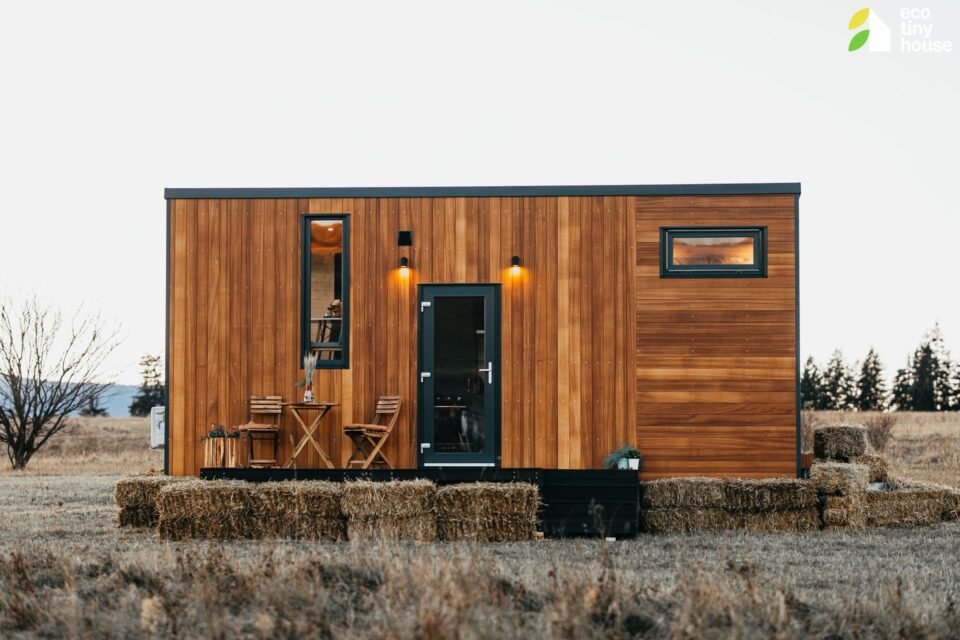 Modern&iacute; dřevěn&yacute; tiny house na venkově