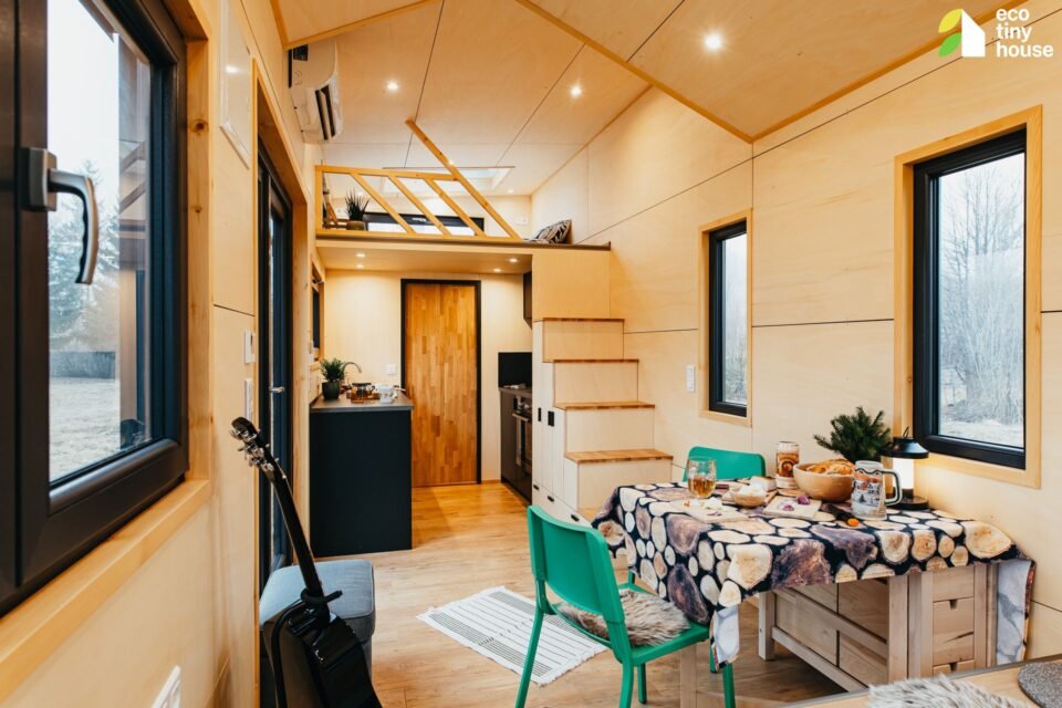 Interi&eacute;r mal&eacute;ho ekologick&eacute;ho domu s vybaven&iacute;m