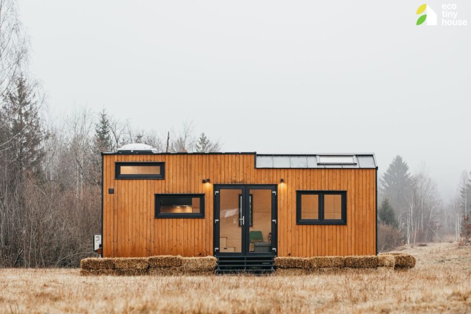 Dřevěn&yacute; tiny house na louce v př&iacute;rodě.