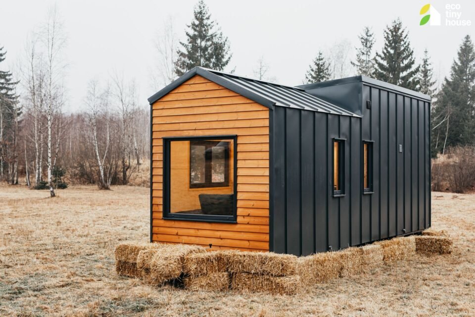 Mal&yacute; ekologick&yacute; dům na venkově.